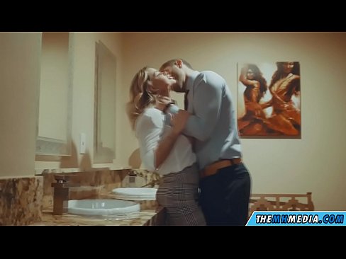 ❤️ Том биетэй шаргал үст таныг нийтийн бие засах газар уруу татах үед Порно mn.my-hentai-gallery.ru ❤